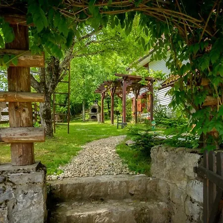 Сasa de vacaciones Charming House In Velika Lesnica *